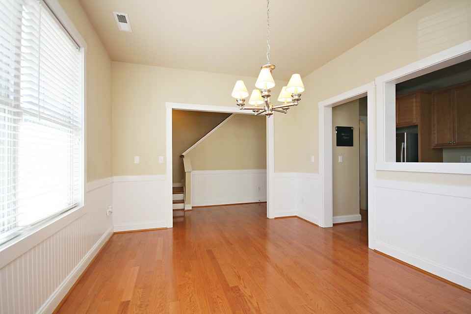 372 Joliet Ct - Photo 2 of 13