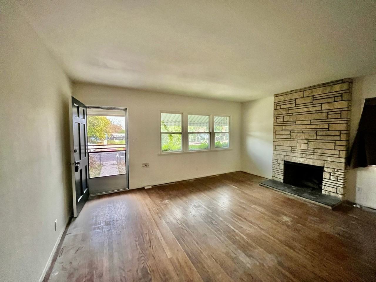 6103 Case Ave - Photo 2 of 18