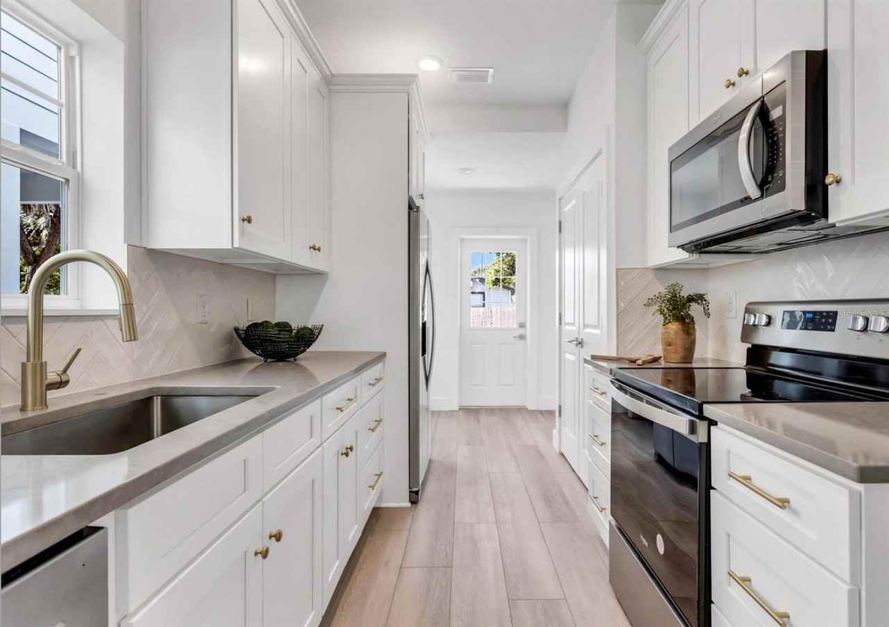 2333 W Beach St - Photo 4 of 16