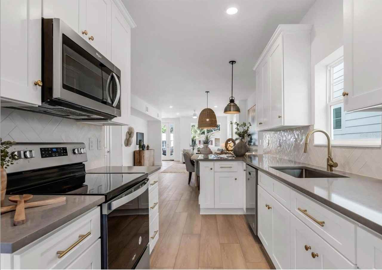 2333 W Beach St - Photo 5 of 16