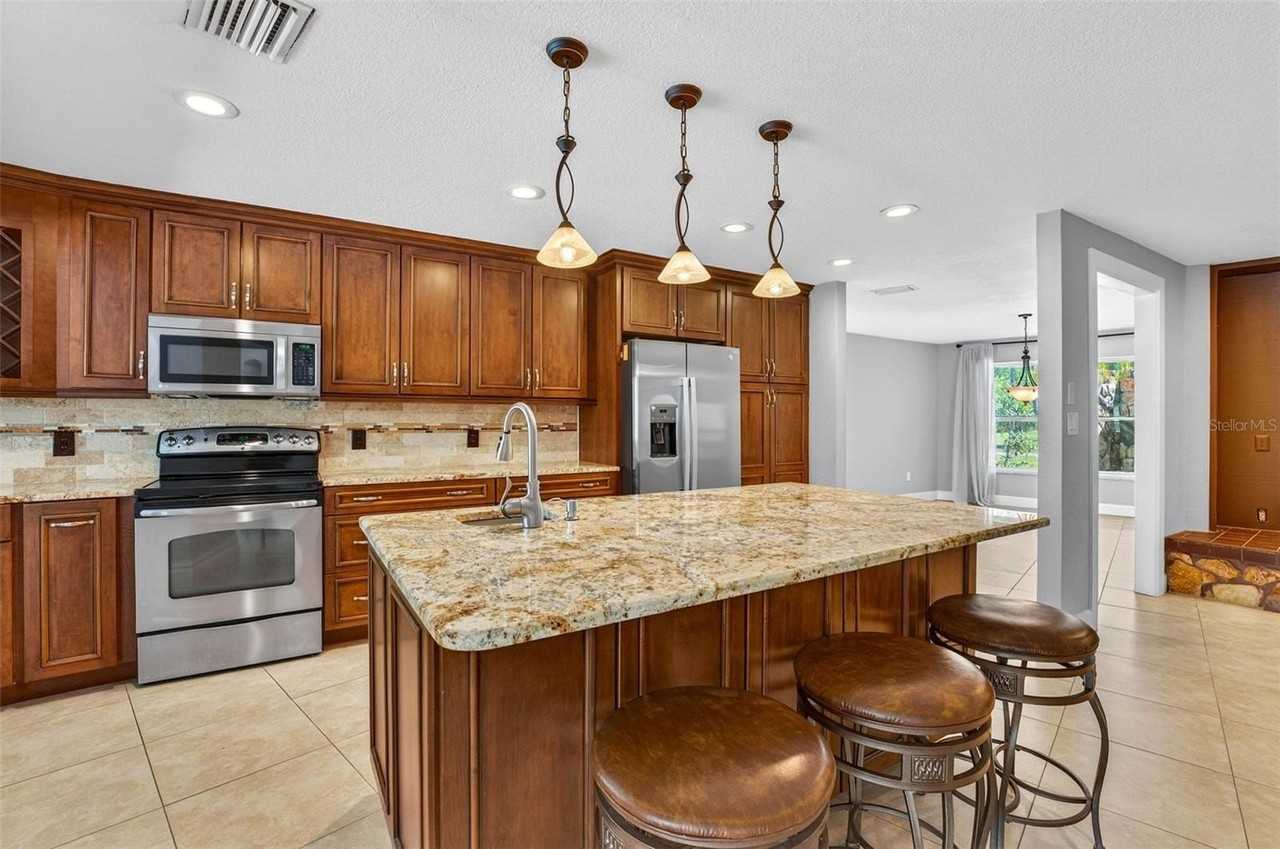 2111 Paddock Cir - Photo 4 of 50