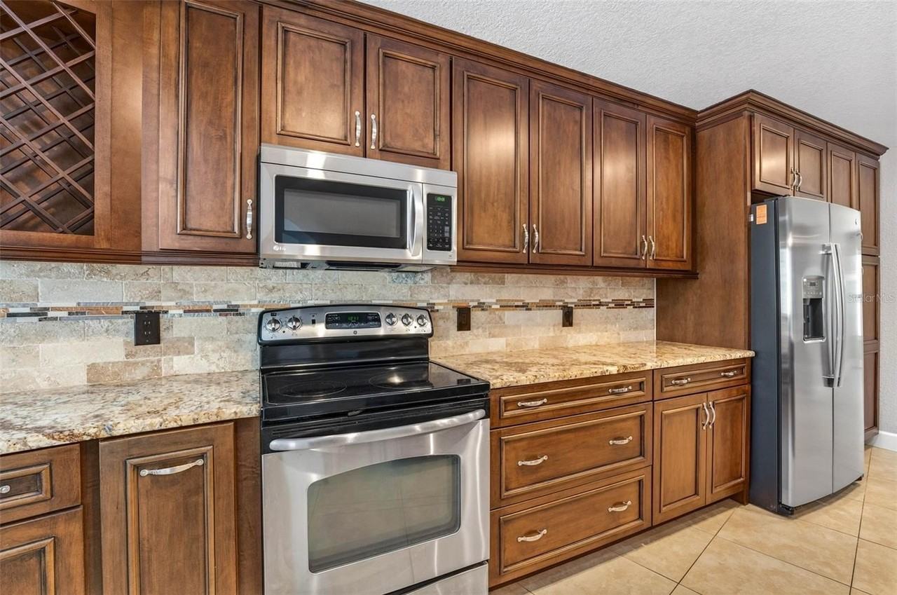 2111 Paddock Cir - Photo 5 of 50