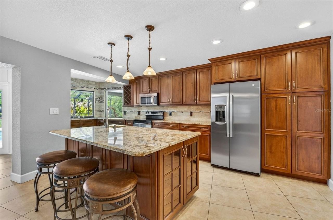 2111 Paddock Cir - Photo 7 of 50