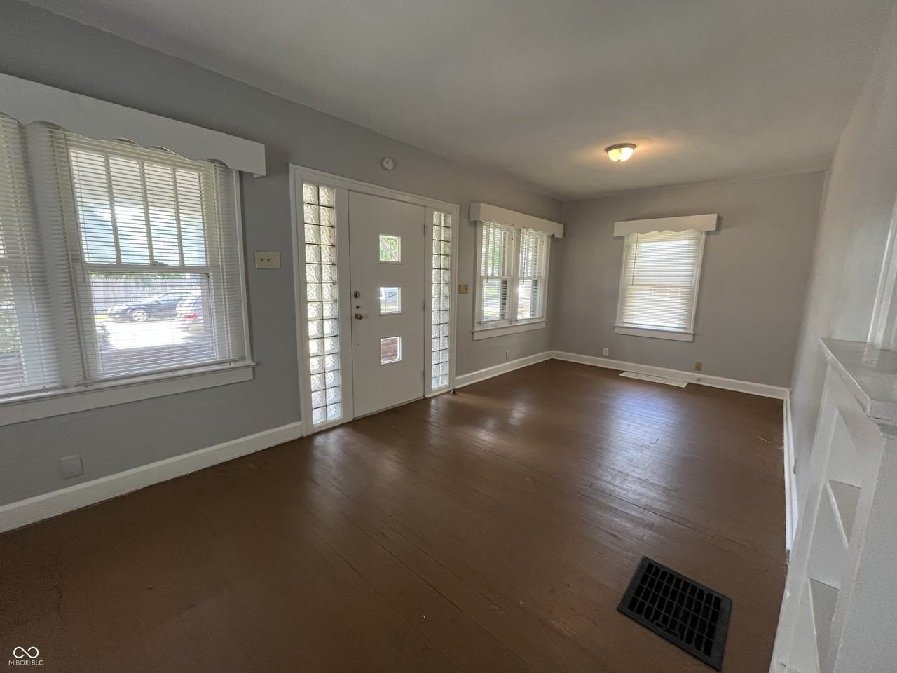 1527 N Chester Ave - Photo 3 of 22