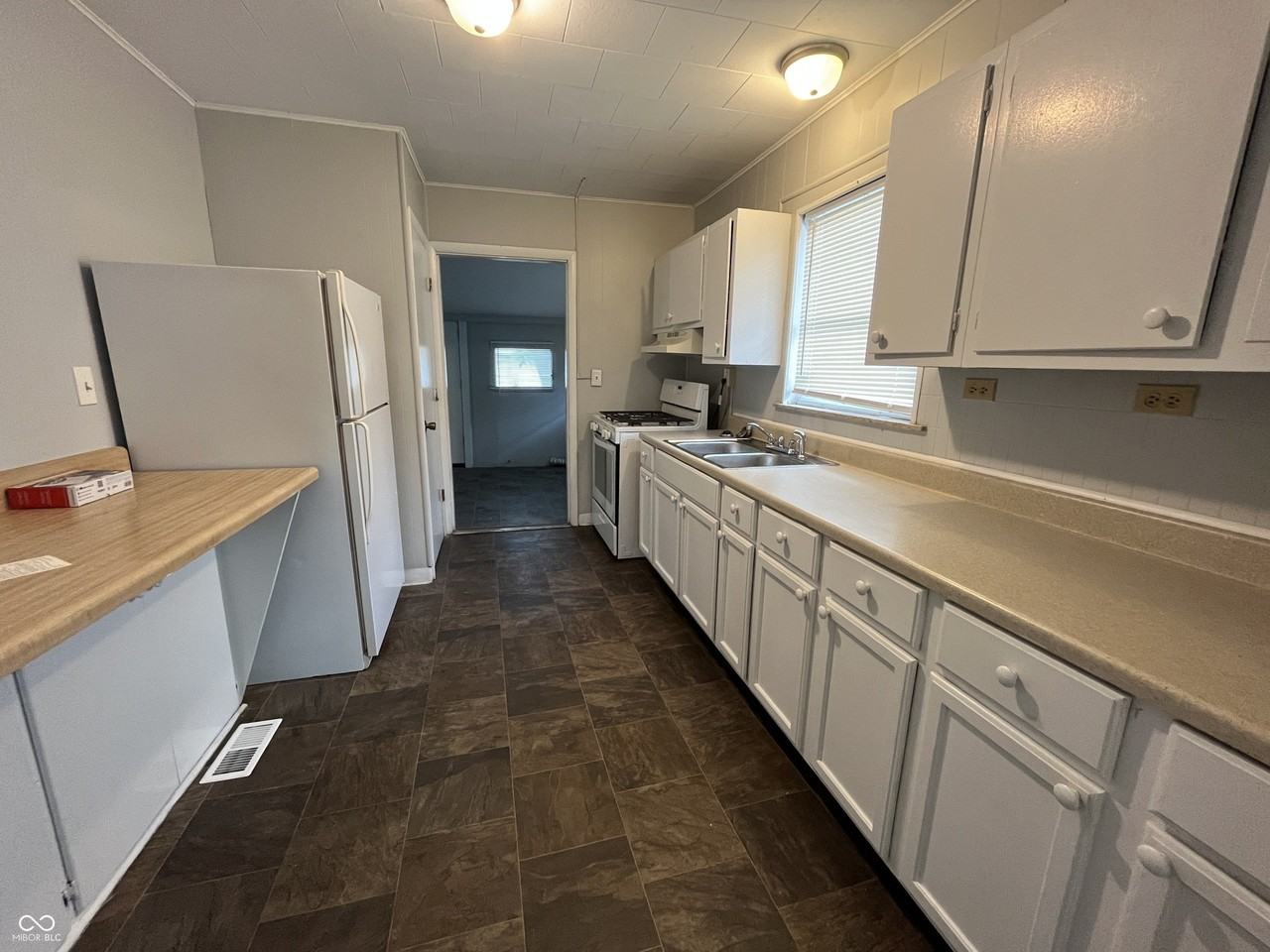 1527 N Chester Ave - Photo 6 of 22