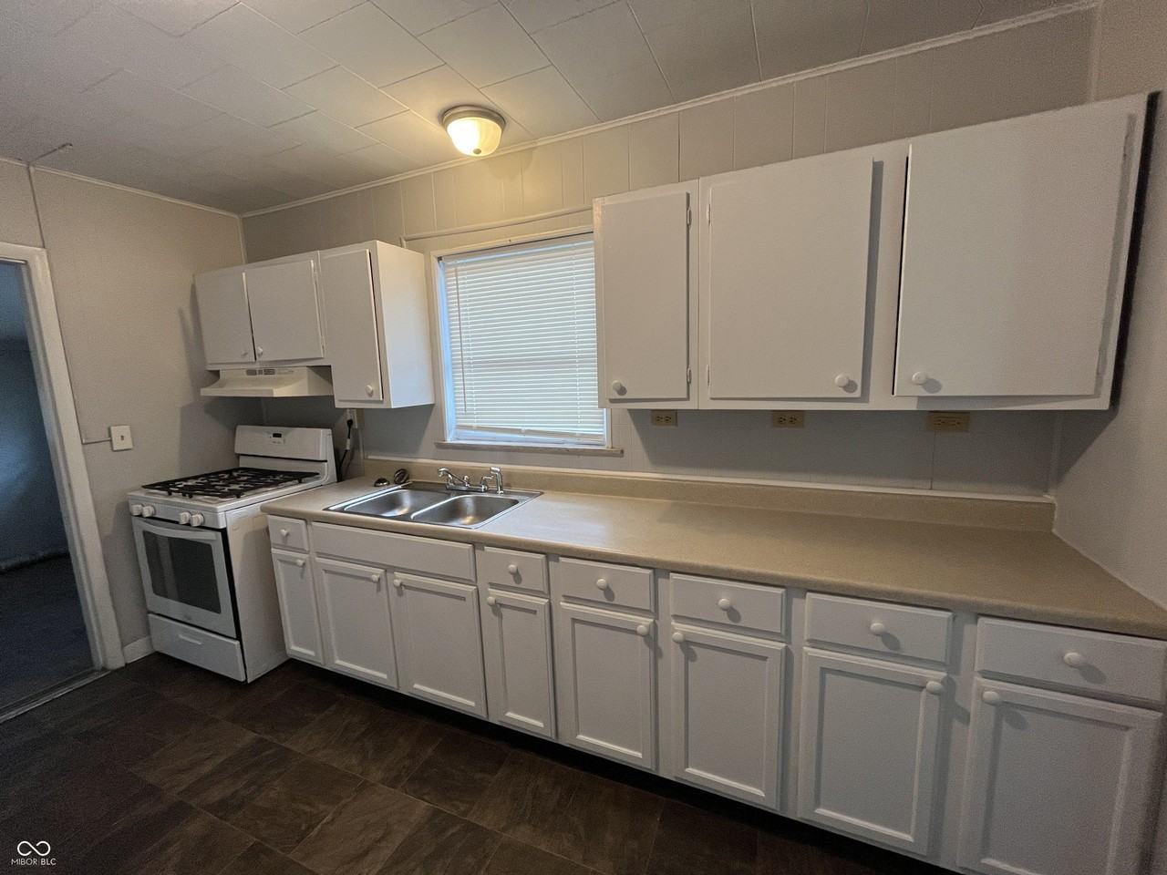 1527 N Chester Ave - Photo 7 of 22