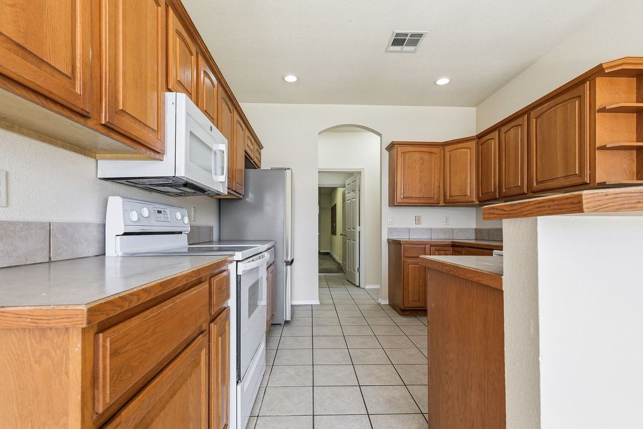 1036 San Cristo St - Photo 6 of 31