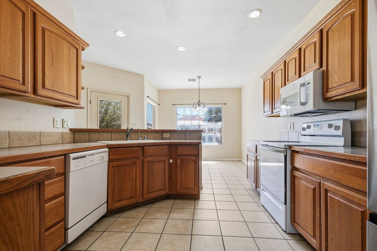 1036 San Cristo St - Photo 7 of 31