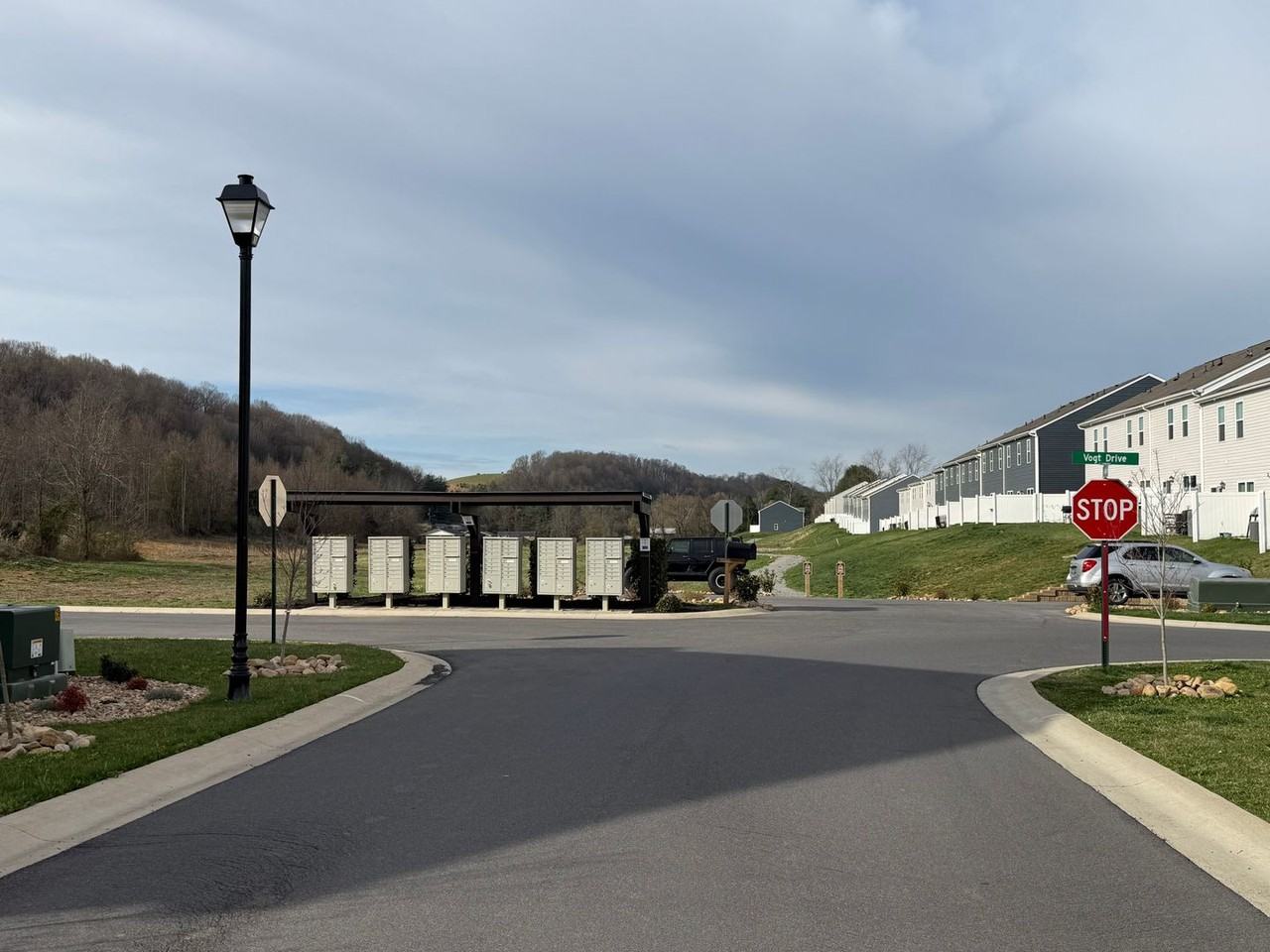 1047 Saylors Pl - Photo 5 of 37