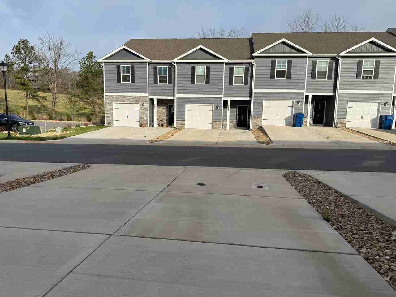 1047 Saylors Pl - Photo 7 of 37