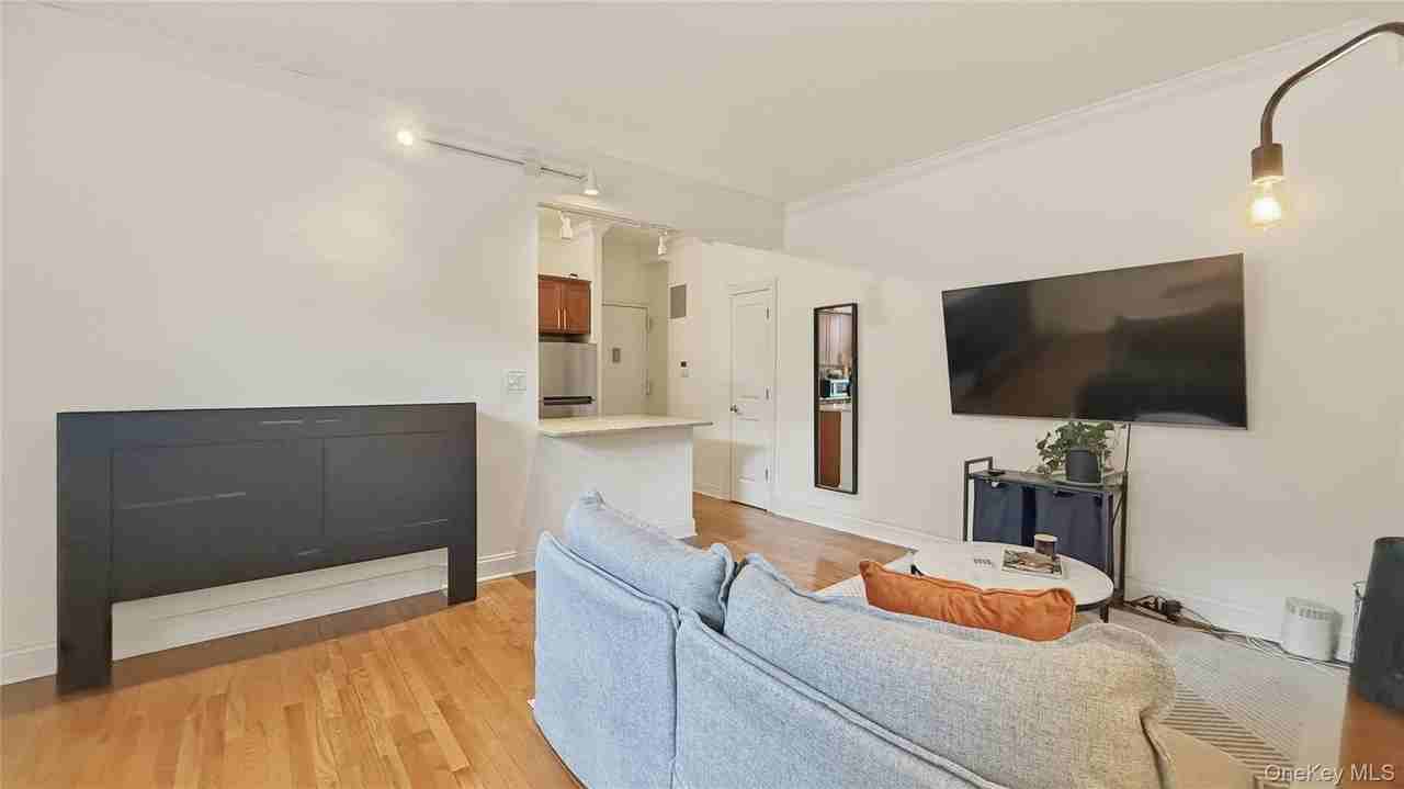 4489 Broadway Apt 2d - Photo 5 of 19