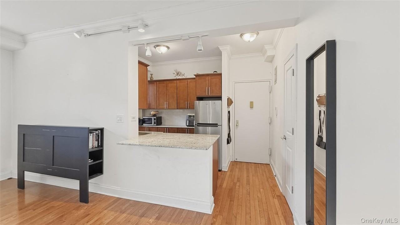 4489 Broadway Apt 2d - Photo 6 of 19