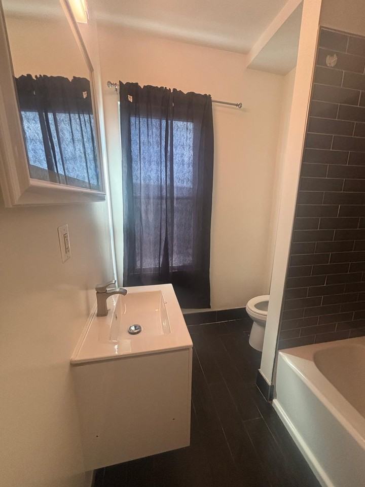 2939 E Monument St #1 - Photo 6 of 10