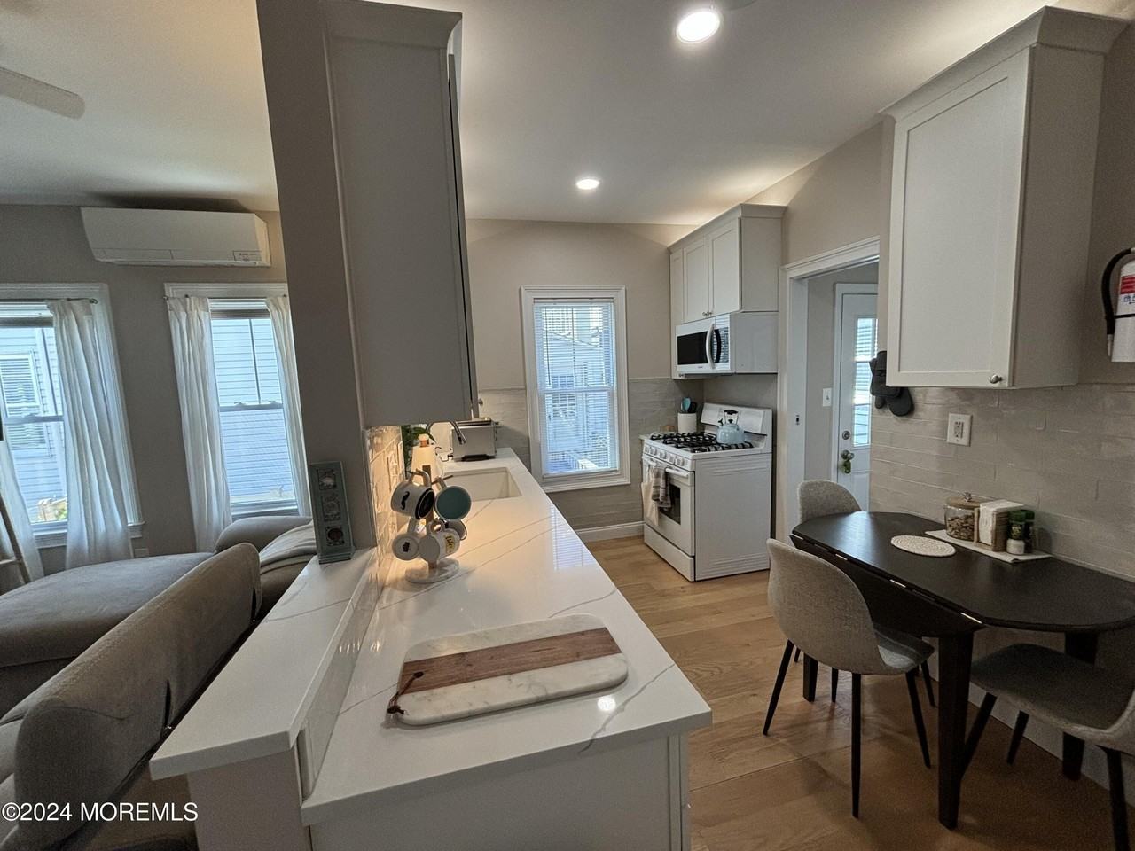 7 Abbott Ave Unit 1w - Photo 3 of 11