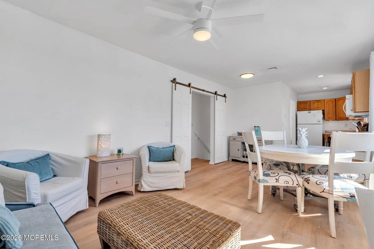 548 Washington Boulevard unit: Upper - Photo 3 of 12