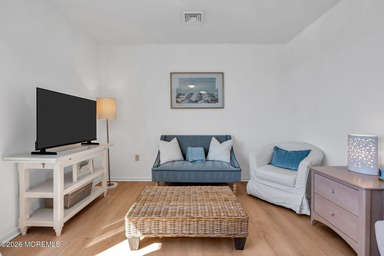 548 Washington Boulevard unit: Upper - Photo 5 of 12