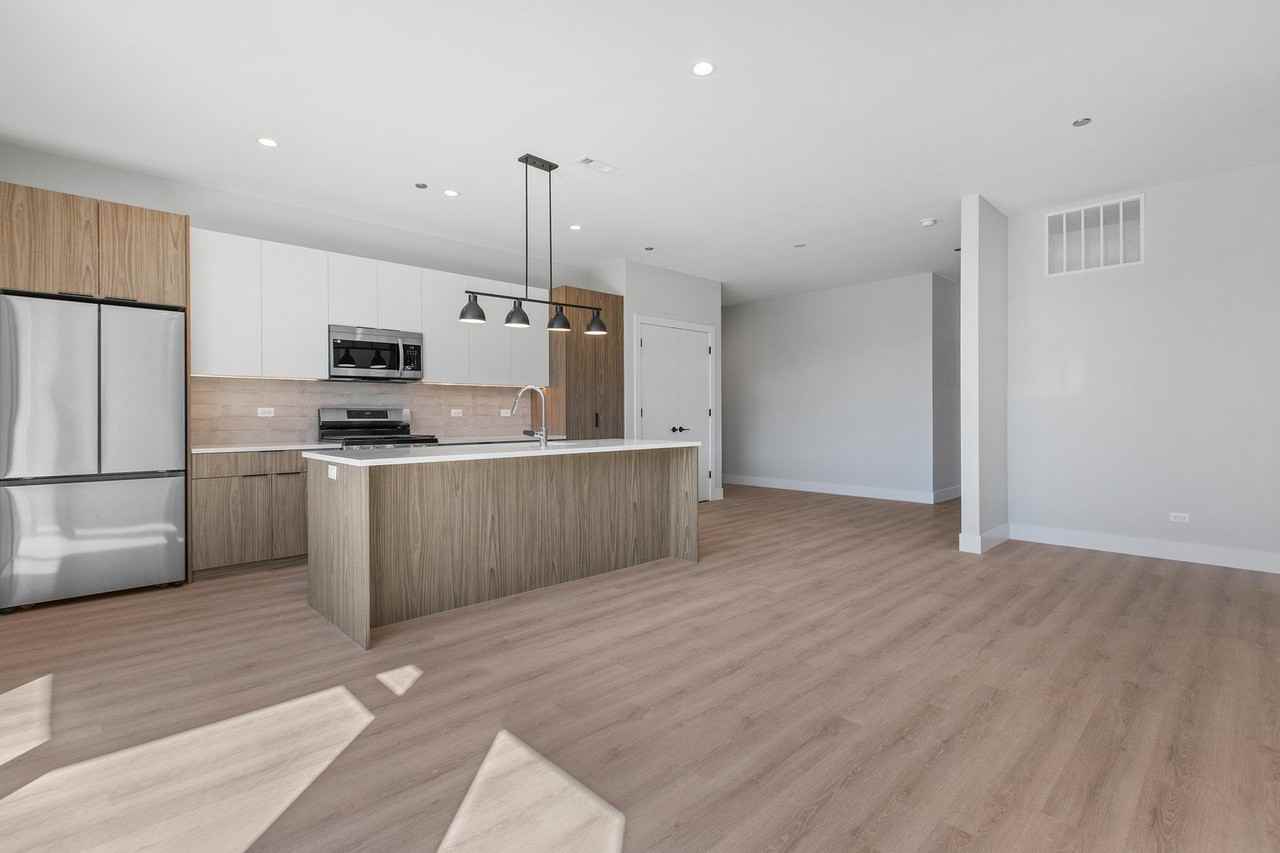 3953 W Dakin St Apt 405 - Photo 5 of 21