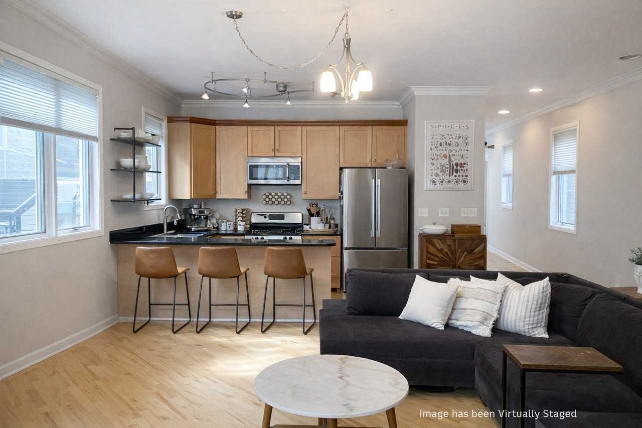 852 N Paulina St Apt 2 - Photo 3 of 13