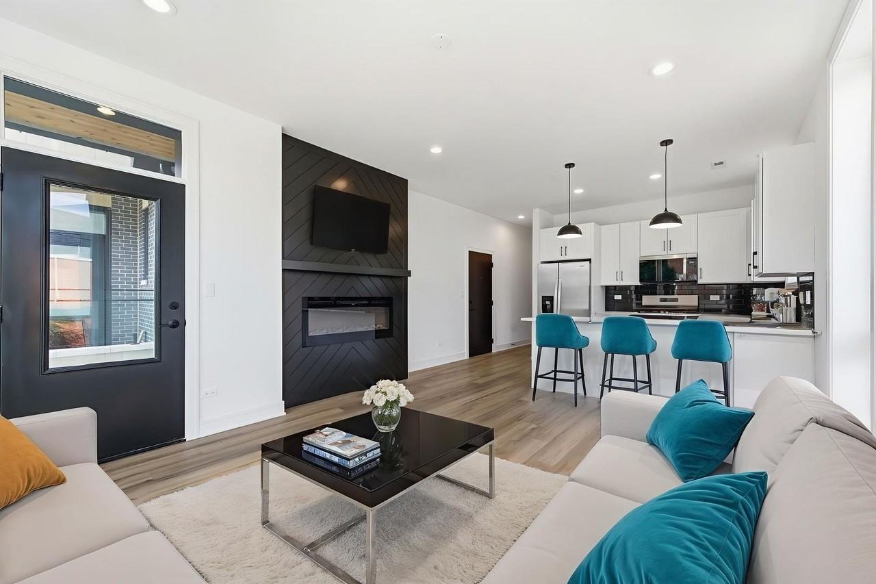 3902 S Lake Park Ave Unit 2 - Photo 6 of 29