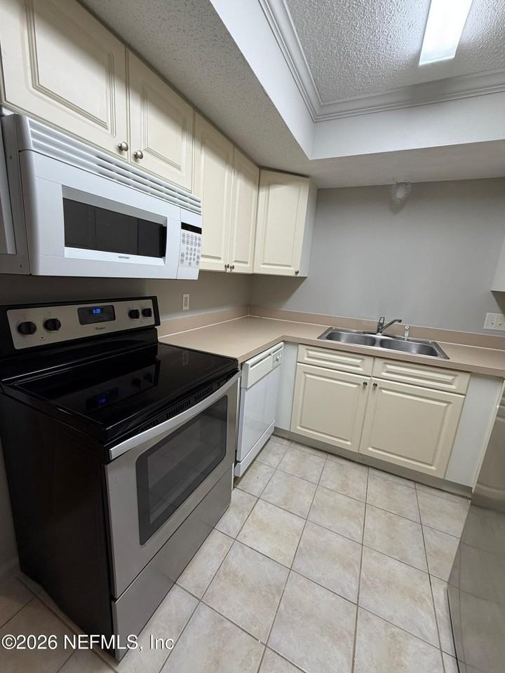 3864 La Mirada Dr N Unit 6 - Photo 6 of 26