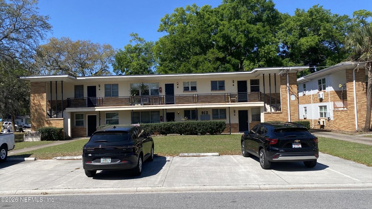 912 Arco Dr Apt 1 - Photo 2 of 6