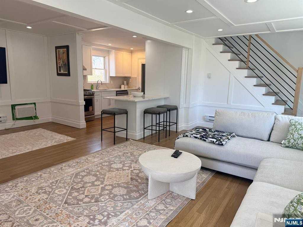 91 Columbus Dr - Photo 2 of 24