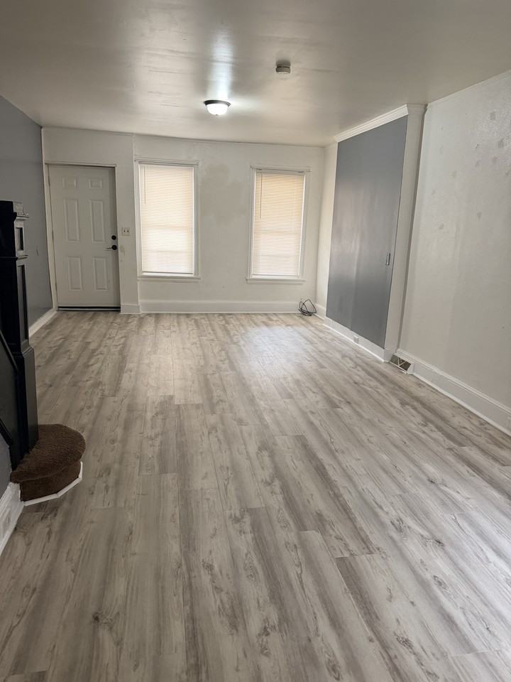 1813 W 3rd St #1 - Photo 2 of 7