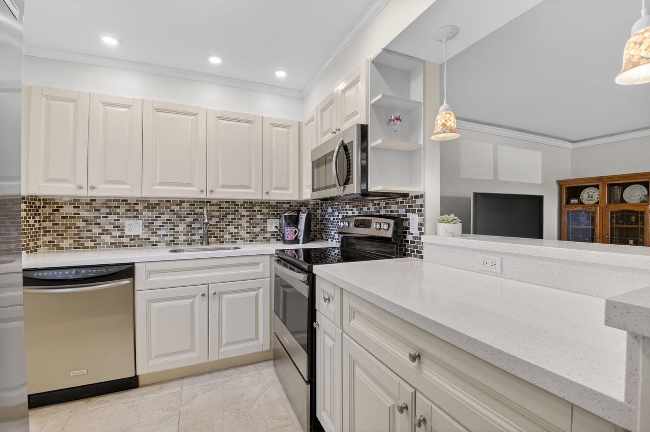 205 Flanders E - Photo 6 of 37