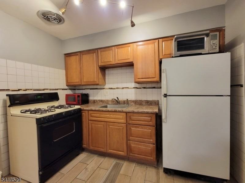 423 2nd St - Photo 3 of 8