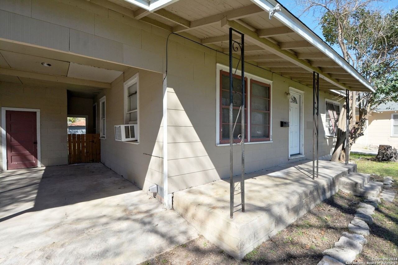 303 E Faust St - Photo 4 of 21