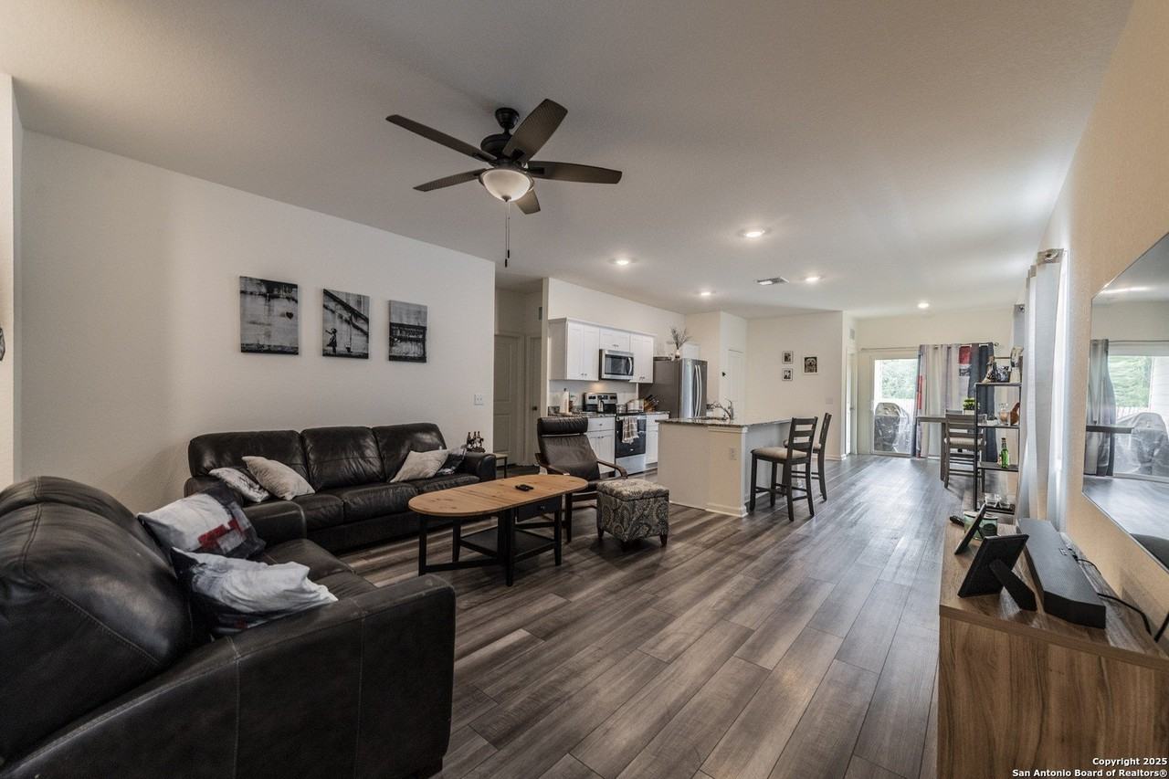 5612 Pearl Mdw - Photo 2 of 23