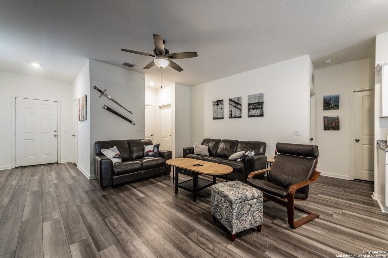 5612 Pearl Mdw - Photo 3 of 23