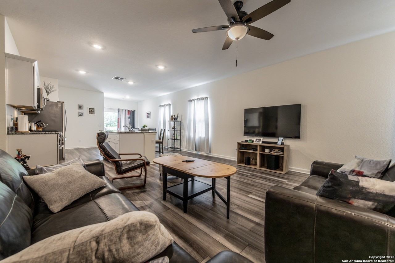 5612 Pearl Mdw - Photo 4 of 23