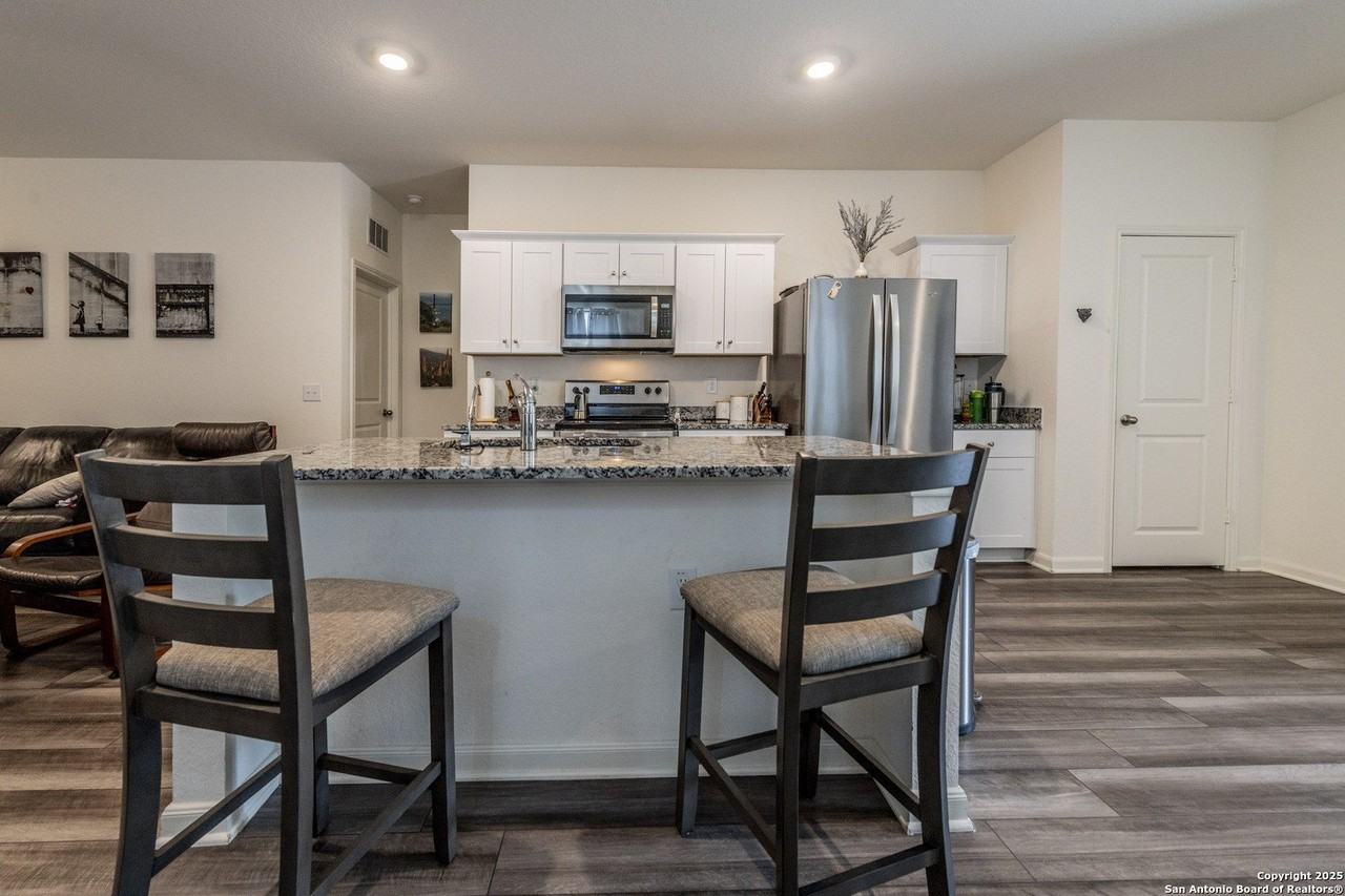 5612 Pearl Mdw - Photo 5 of 23