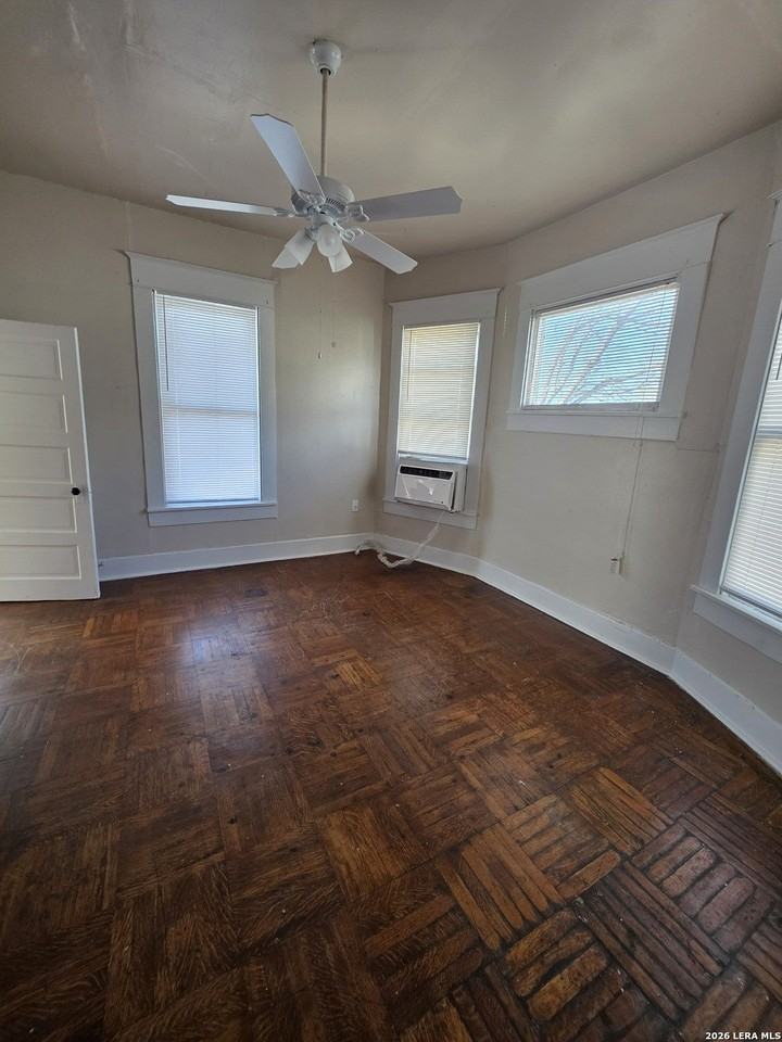 124 E Ashby Pl Apt 6 - Photo 3 of 23