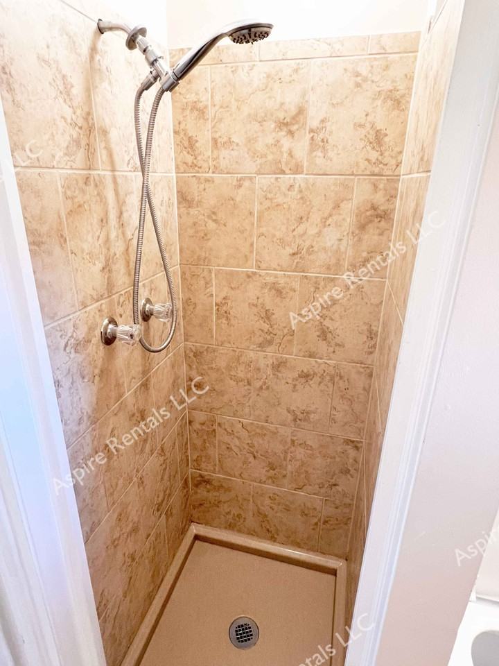 214 W Worley St #214 - Photo 3 of 9