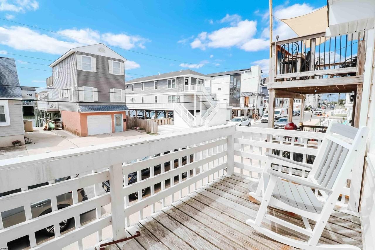 129 N Derby Ave - Photo 2 of 13