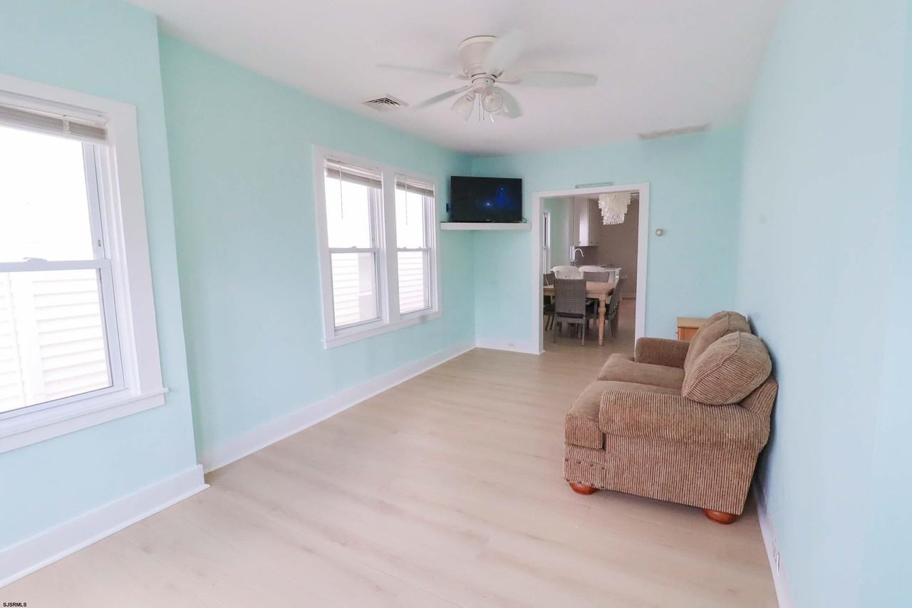 129 N Derby Ave - Photo 3 of 13