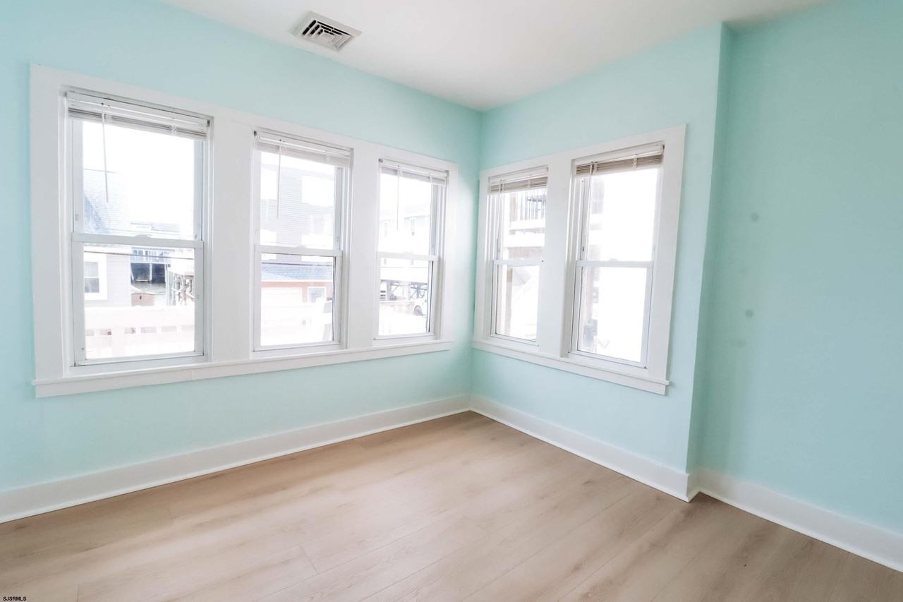 129 N Derby Ave - Photo 4 of 13