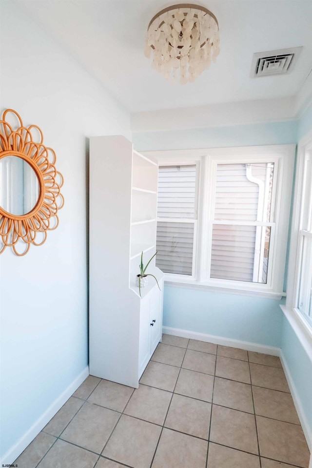 129 N Derby Ave - Photo 5 of 13