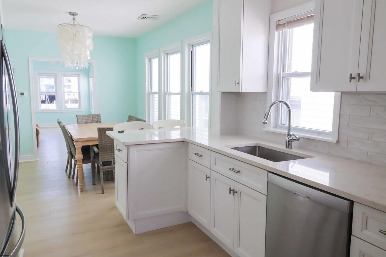 129 N Derby Ave - Photo 6 of 13