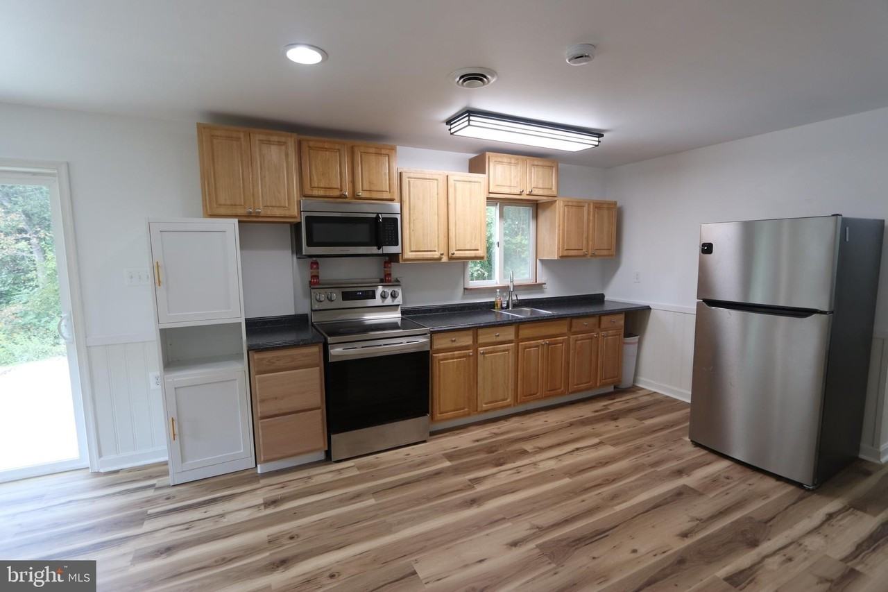 9540 Greenfield Rd - Photo 6 of 37