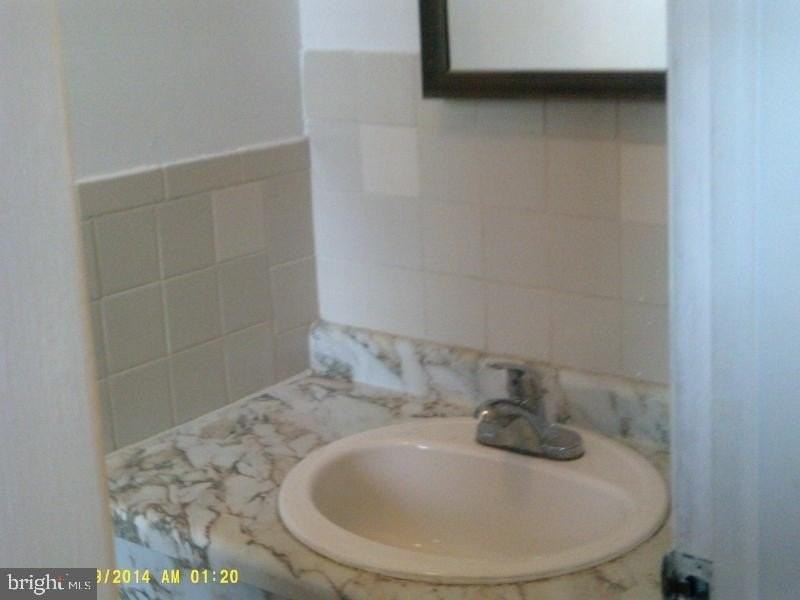 1004 Victoria Ct - Photo 2 of 7