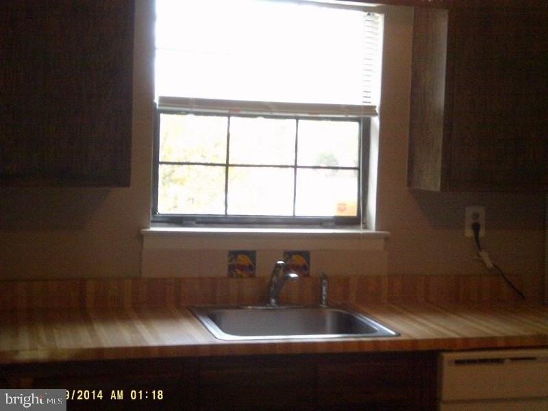 1004 Victoria Ct - Photo 5 of 7