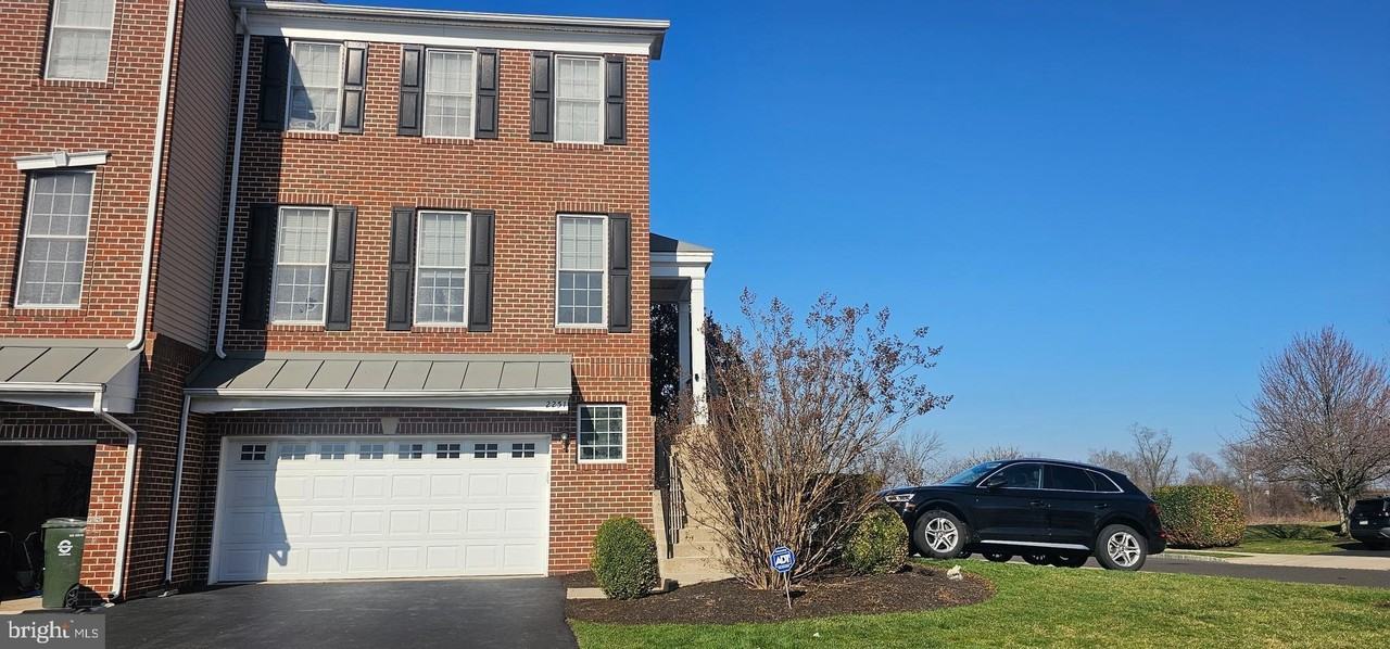 2251 Rosemont Ter - Photo 2 of 25