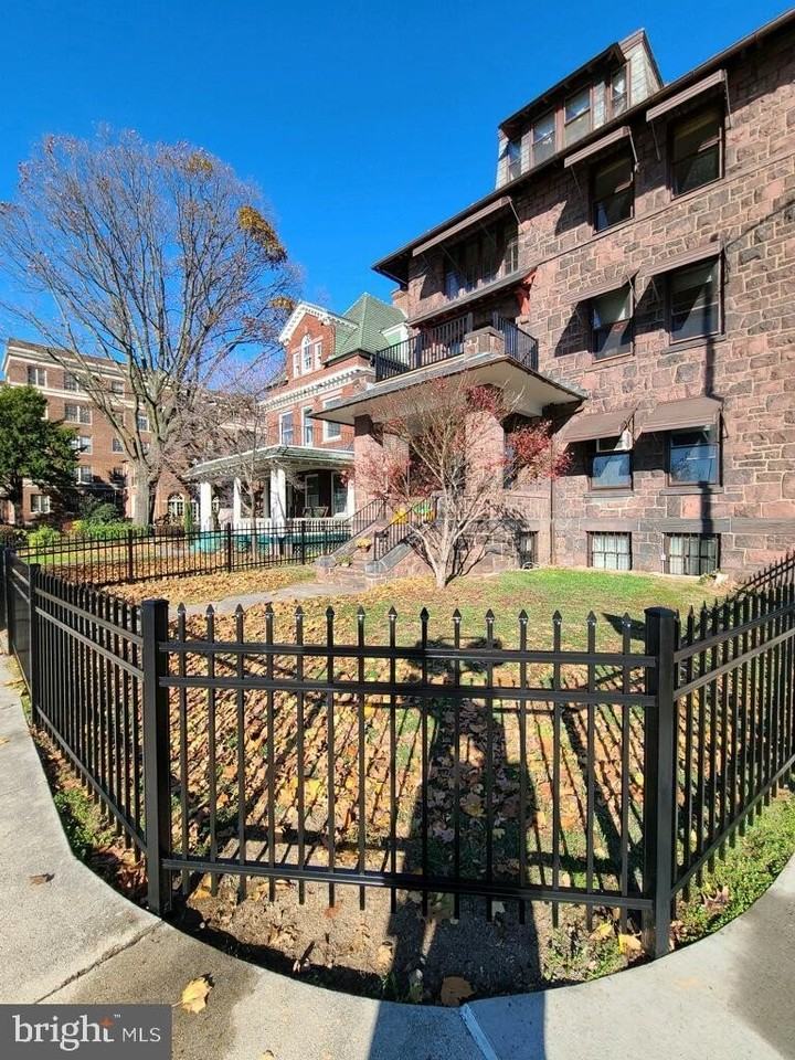 901 N Front St Apt 4r - Photo 2 of 12