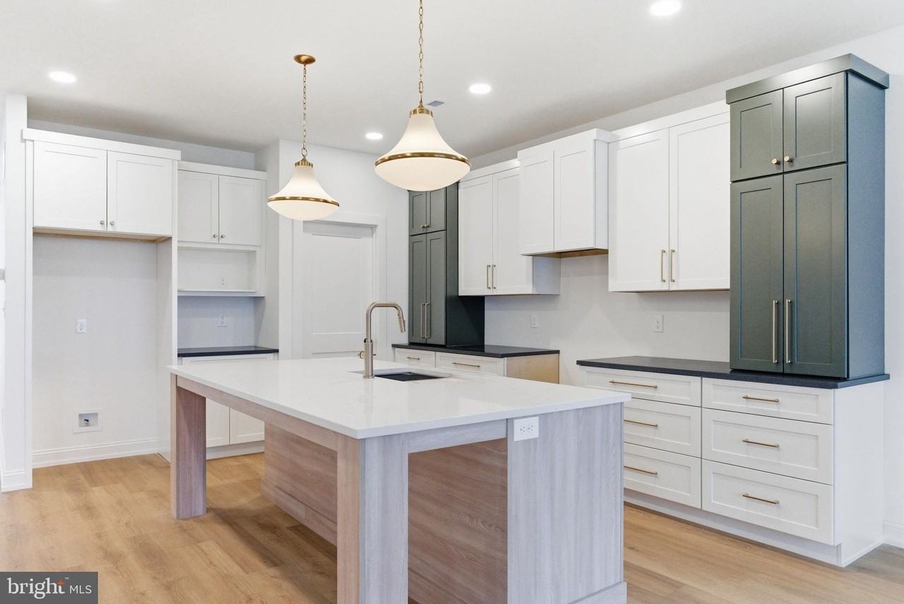 453 E FRANKLIN Street unit: Single - Photo 3 of 50