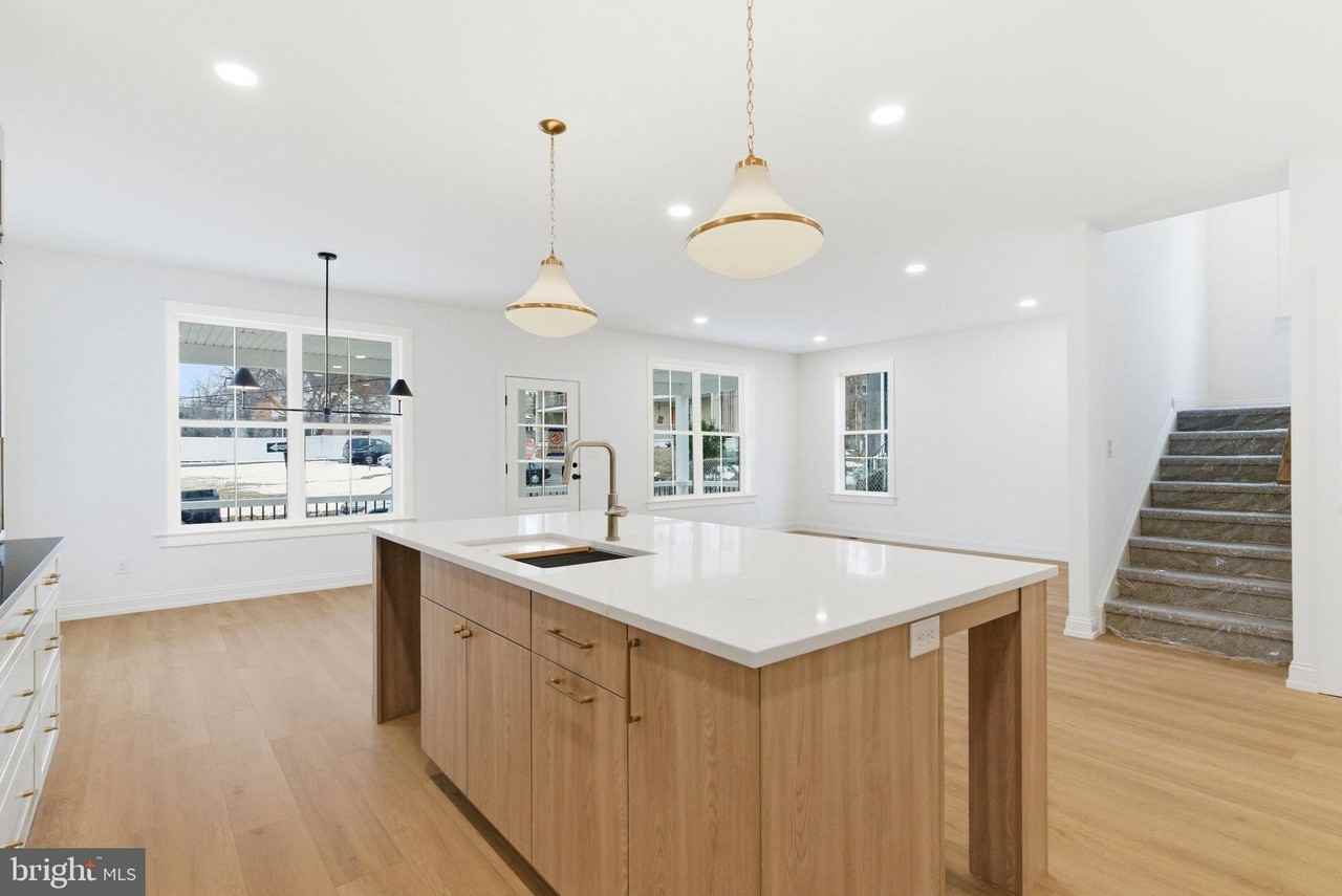 453 E FRANKLIN Street unit: Single - Photo 4 of 50