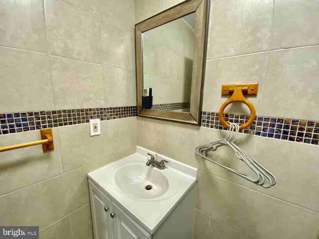 3215 Summer St - Photo 7 of 24