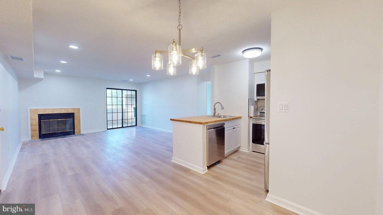 6955 Mary Caroline Cir Unit E - Photo 5 of 20